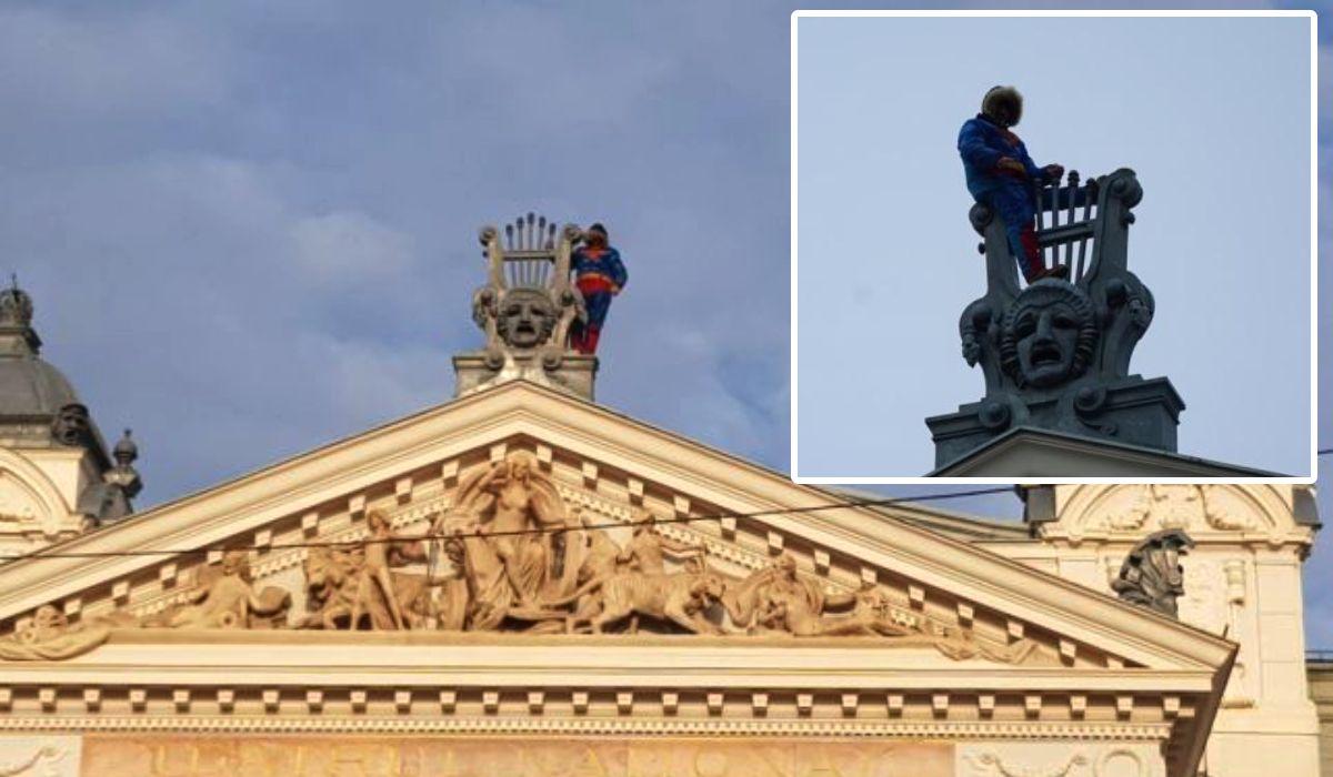 Bărbatul îmbrăcat în Superman ameninţă că se aruncă de pe teatrul din Iaşi