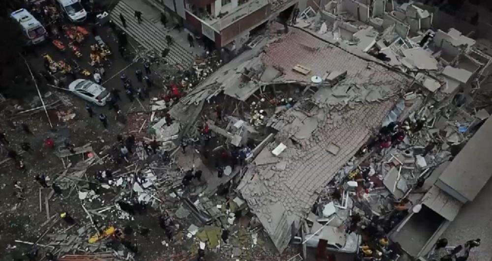 Clădire prăbuşită în Istanbul, victime sub dărâmături