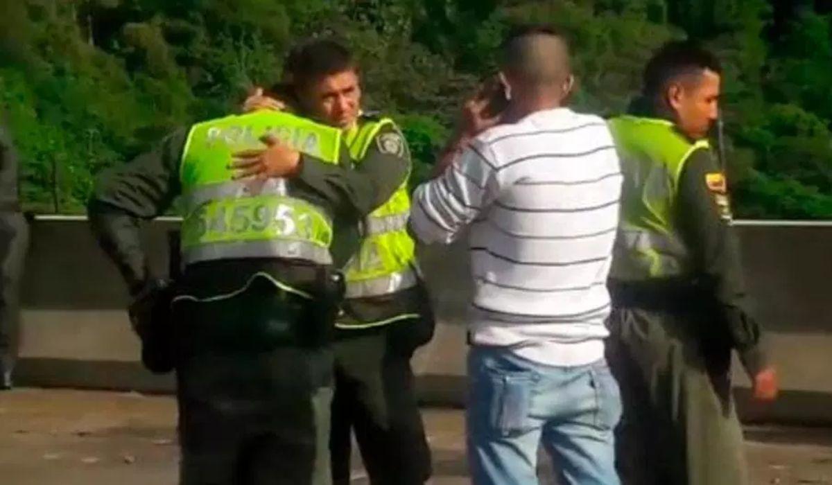 Poliţiştii au izbucnit în lacrimi după ce mama s-a sinucis împreună cu copilul