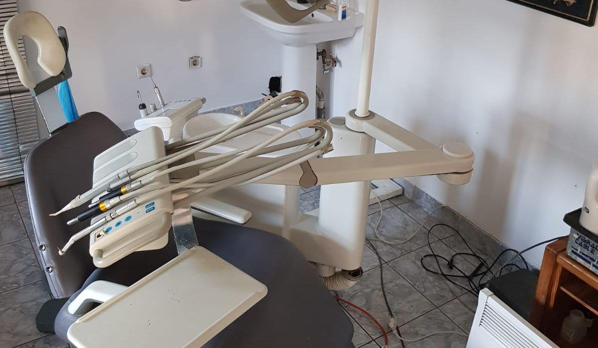 Falsul dentist din Gruiu şi-a deschis un cabinet stomatologic