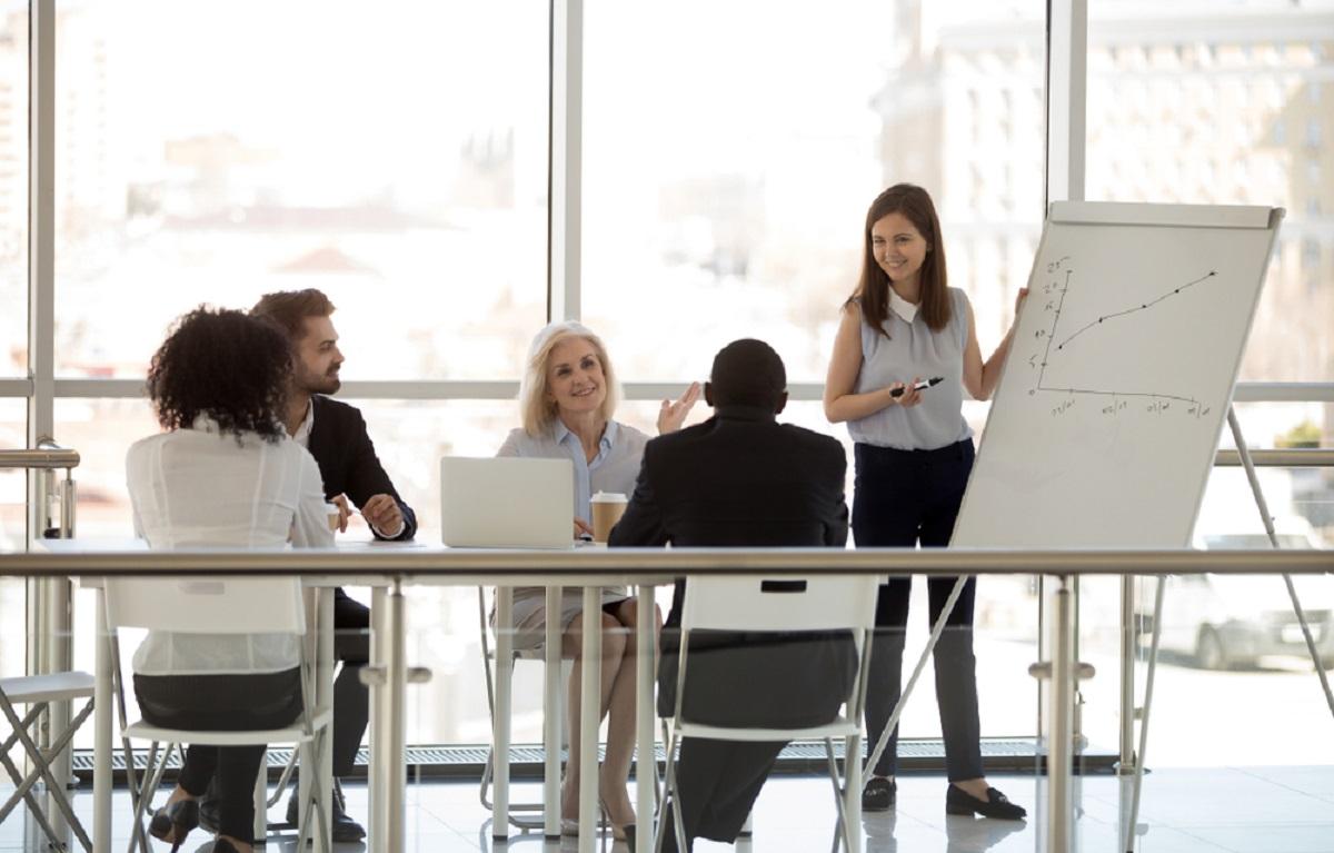 Oameni discutând 3 statistici ilustrative despre companiile multinaţionale