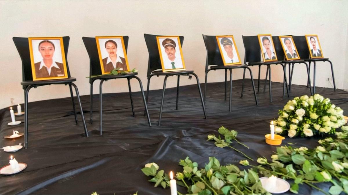 Echipajul avionului prăbuşit Piloţii şi ceilalţi membrii ai echipajului avionului prăbuşit