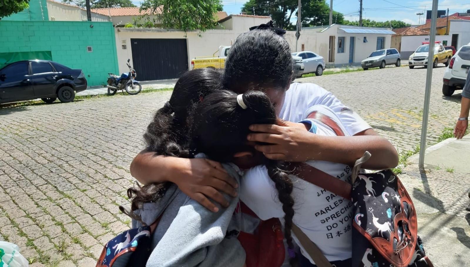 Elevi şi părinte îmbrăţişaţi după atacul la liceul din Sao Paulo