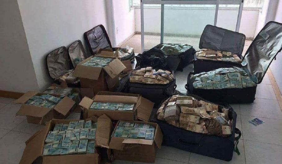 Geamantane cu bani, şoferi români de TIR Sute de mii de lire sterline câştigate de trei şoferi români de tir