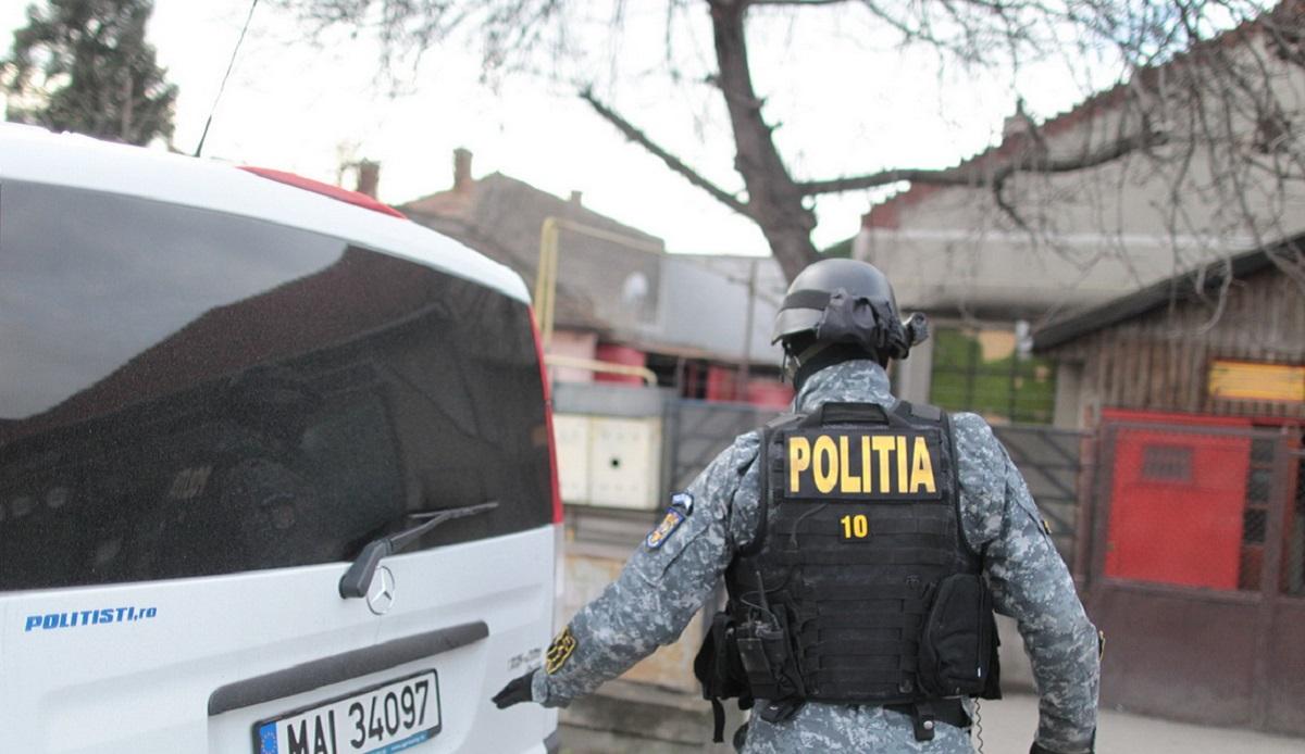 Medic săltat de mascaţi Un medic din Bihor şi-a ţinut soţia moartă pe catafalc, în grădină, 6 zile. Mascaţii l-au obligat să o îngroape