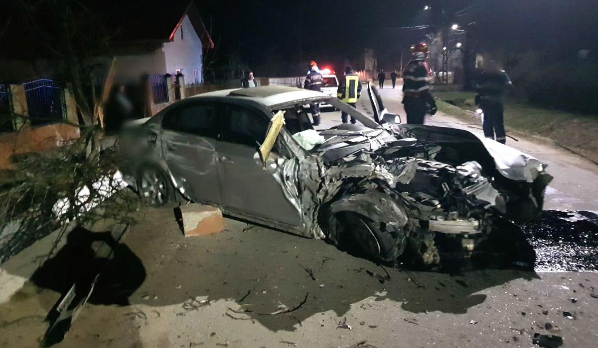 bmw distrus accident ludesti BMW distrus într-un accident la Ludeşti produs de o fată de 20 de ani