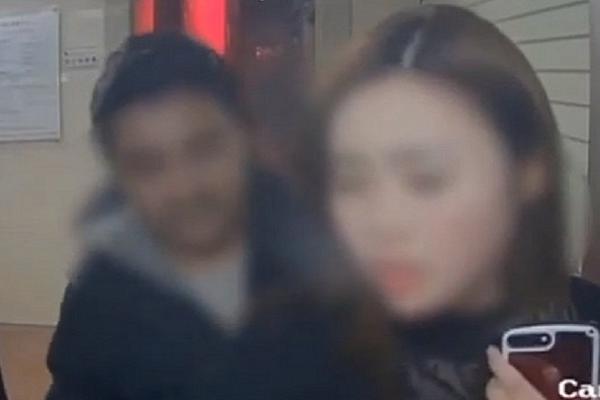 Hoțul o jefuiește pe tânără la bancomat