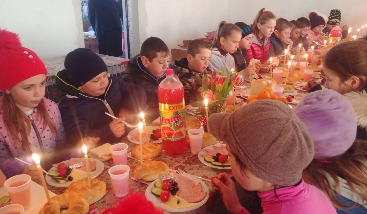 imbraca copil pasti 'Îmbracă un copil de Paşti', o campanie iniţiată de un preot din Vaslui