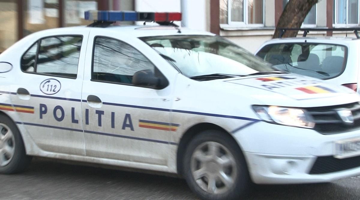 Maşină de poliţie Maşină de poliţie staţionată într-o parcare