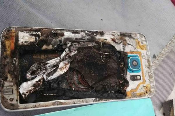 Telefonul a explodat în mâna lui