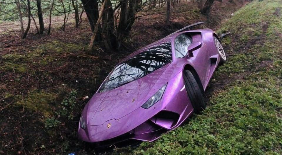 Lamborghini zace într-un șanț din Londra
