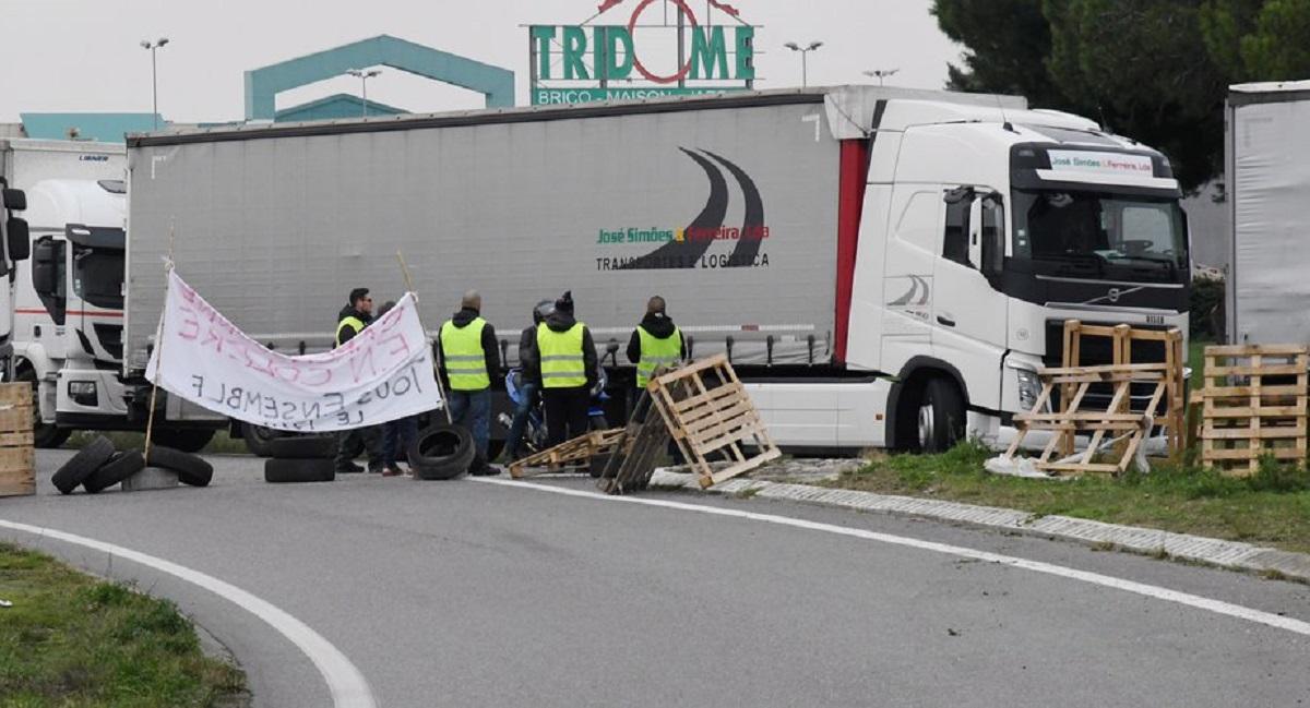 Şofer ron de TIR Şofer român de TIR agresat de vestele galbene