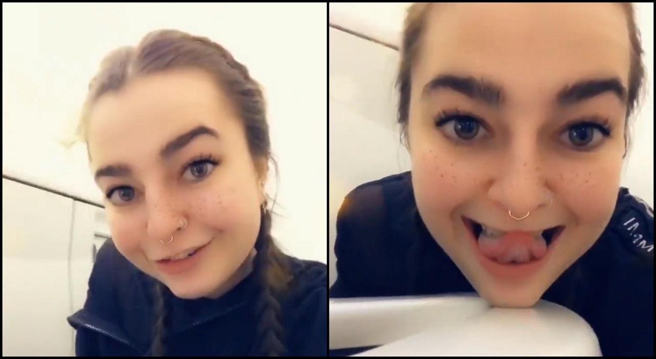O tânără linge vasul de WC dintr-un avion Tânără care linge toaleta