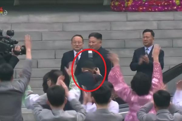 Kim Jong Un şi fotograful său oficial