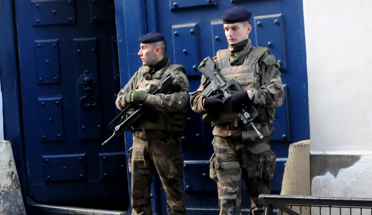 Soldaţi francezi Soldaţi francezi în patrulă pe străzi din Paris