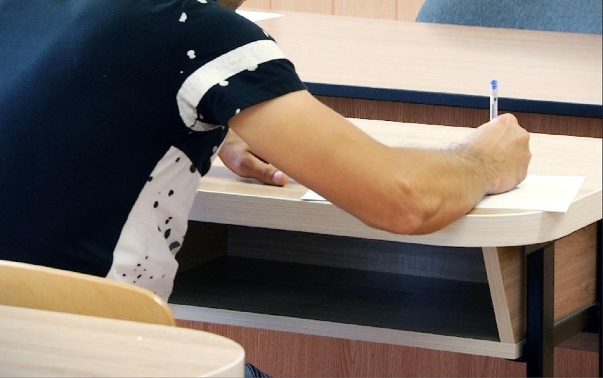 Copil în examen Copil la simulare la Evaluarea Naţională