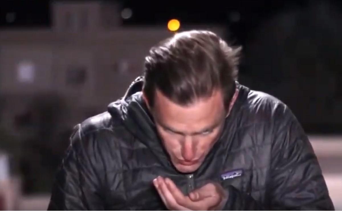 Reporter MSNBC, filmat în timp ce-și aranjează părul cu saliva Gafă de reporter