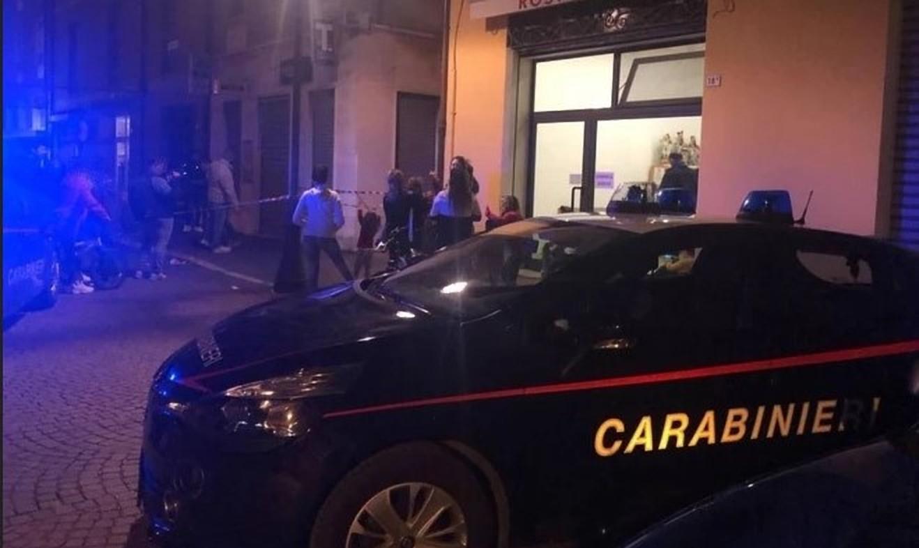 Polițiști italieni Mașină a poliției italiene la locul unei crime