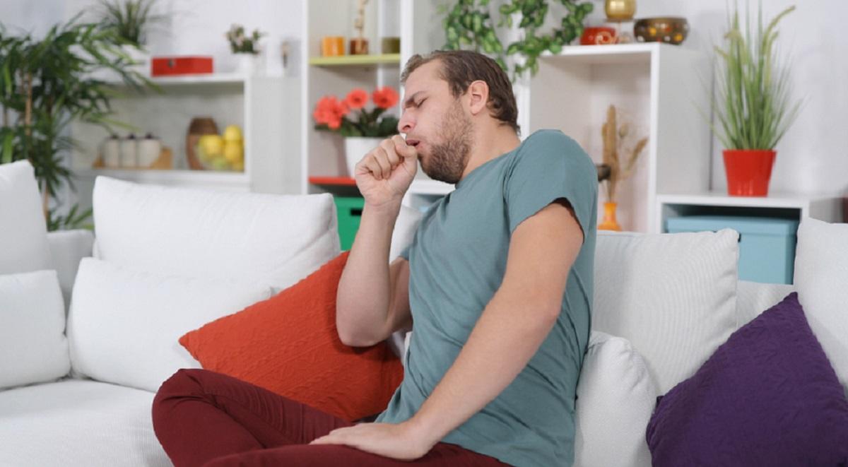 Bărbat tuşind Ce trebuie să ştii legat de sănătatea pe care ţi-o aduce casa ta