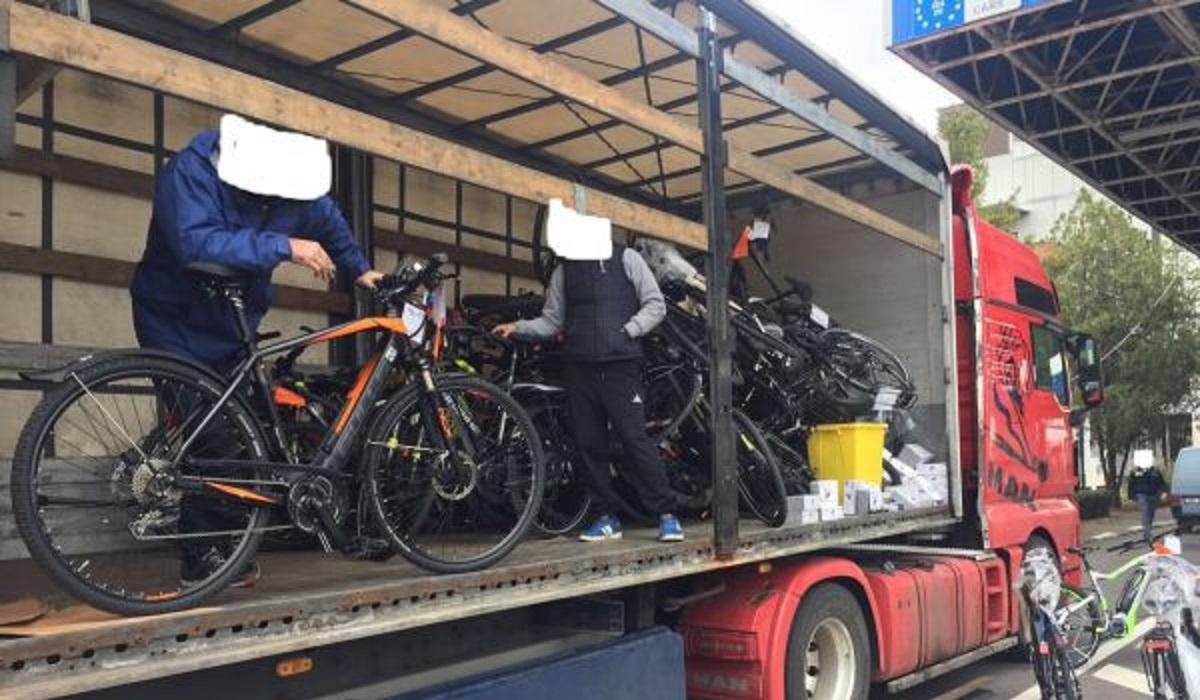 Şofer român de TIR, hoţ de biciclete în Austria Un şofer român de TIR a furat bicicleta unui puşti de 13 ani, în Austria
