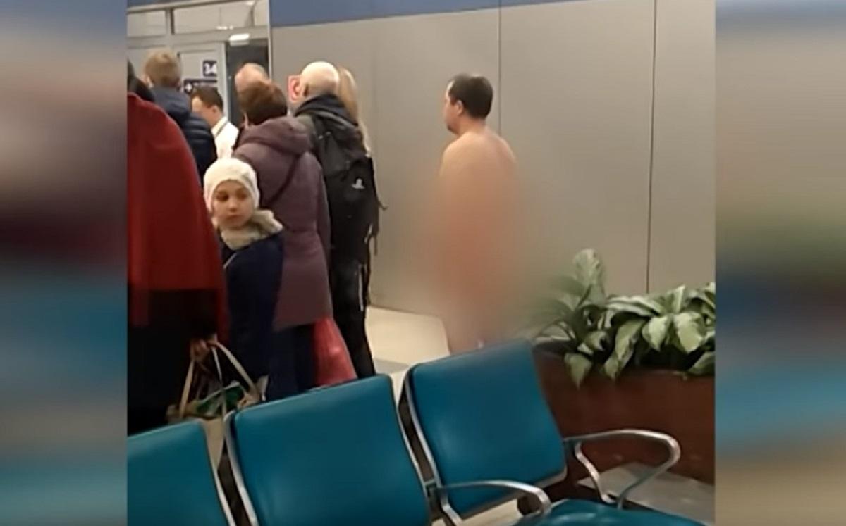 Rus dezbrăcat pe aeroportul din Moscova Bărbat gol pușcă în aeroport
