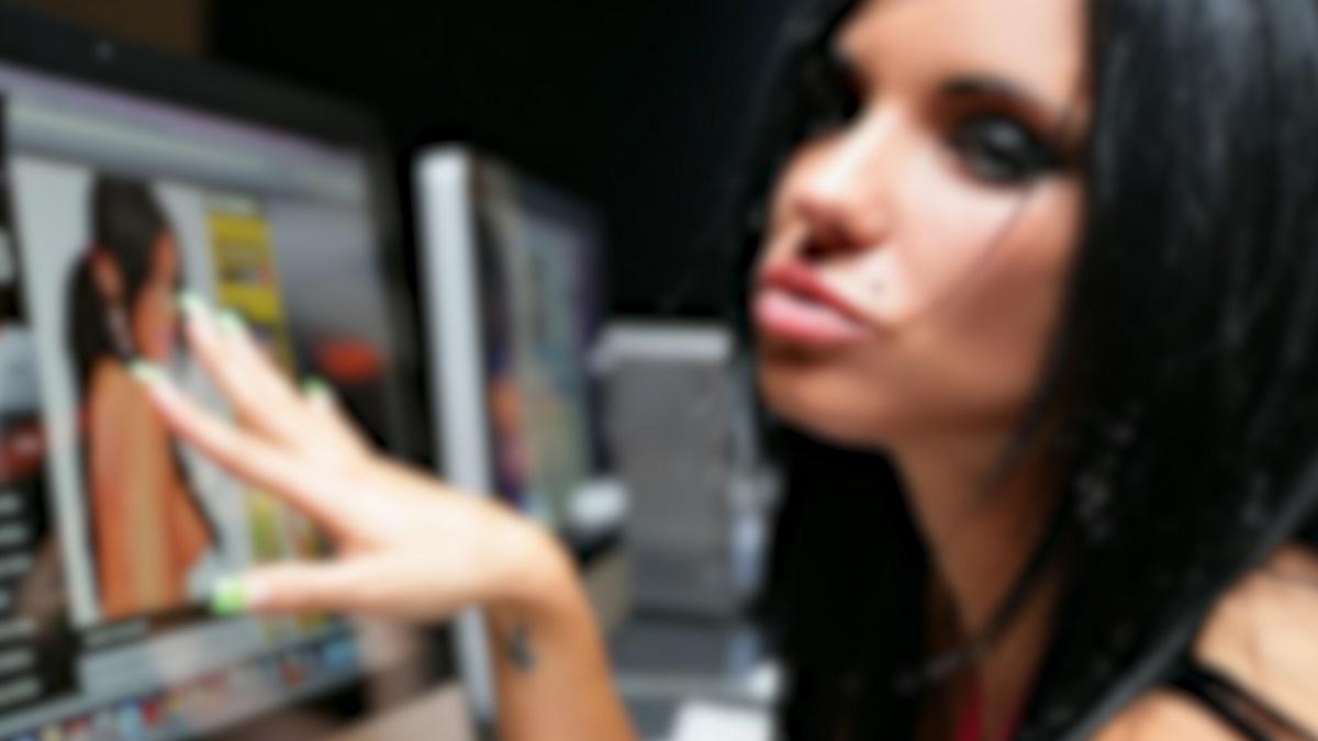 Contabilă din Iaşi face videochat Contabilă hoaţă, la videochat