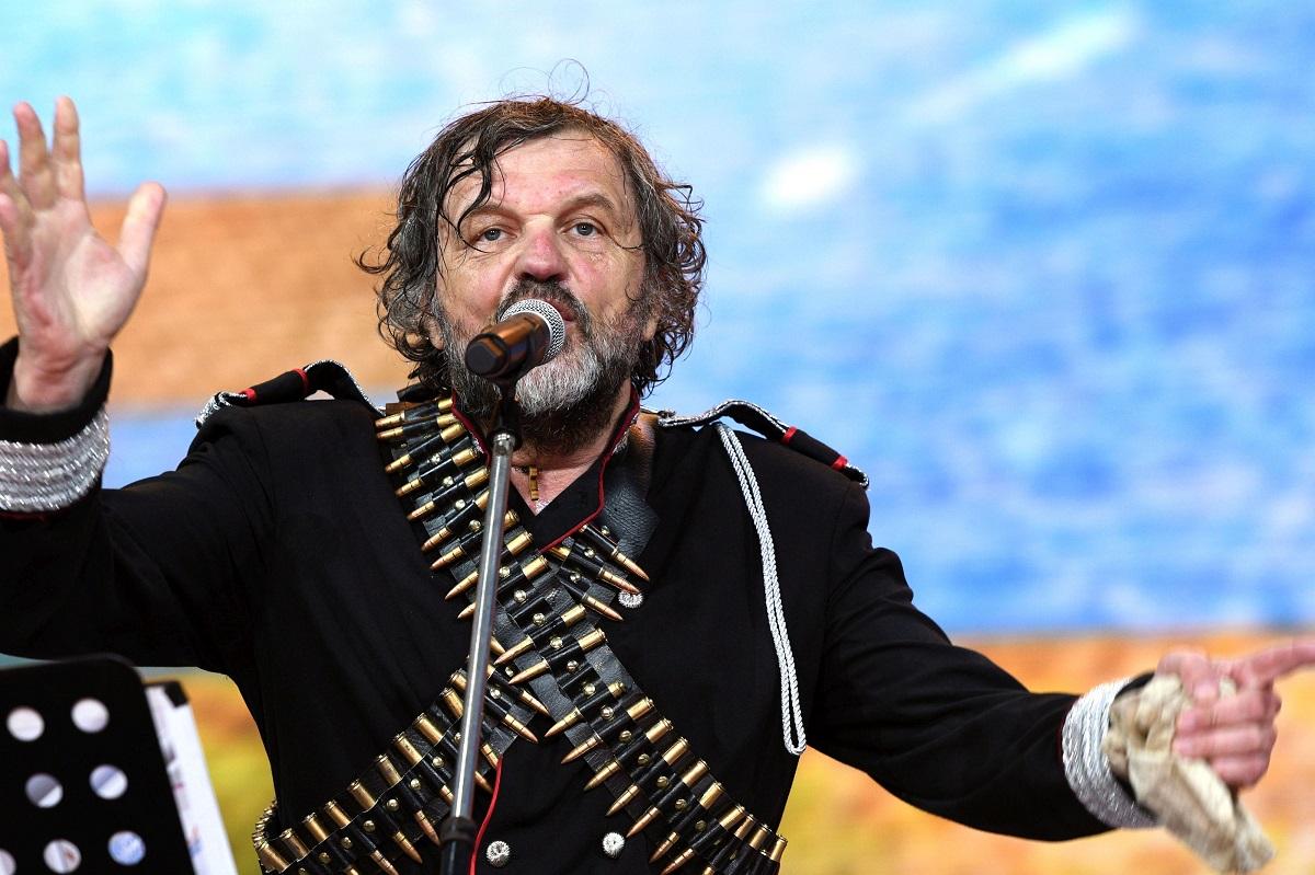 Emir Kusturica Emir Kusturica, prins cu 25 de cartuşe cu glonţ de calibrul 9 mm