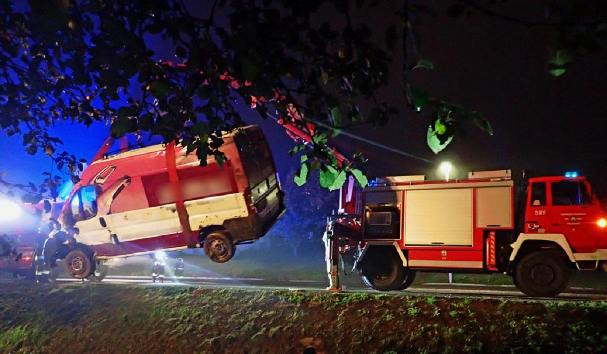 Şoferul român are 35 de ani Un şofer român a fost găsit dormind dus în duba răsturnată în şanţ, în Germania