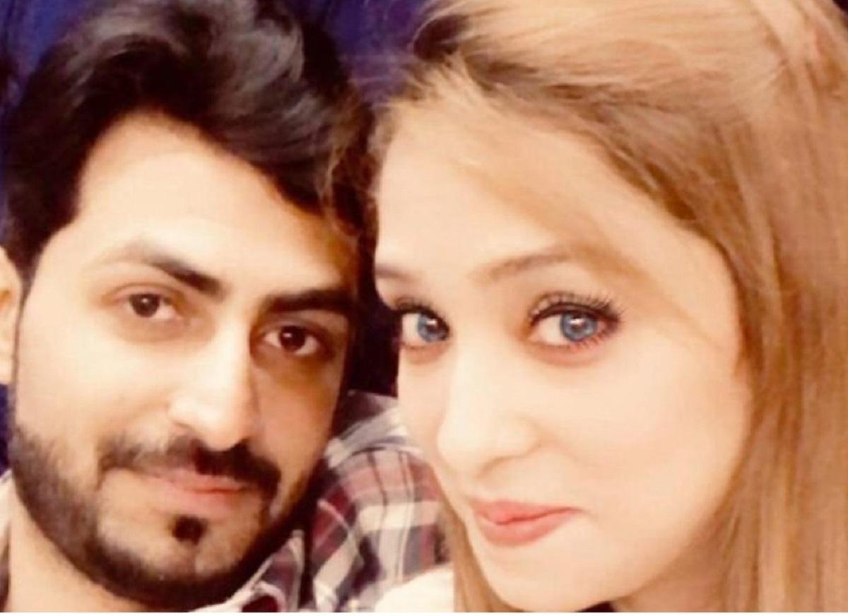 Cei doi tineri din Pakistan păreau extrem de îndrăgostiţi