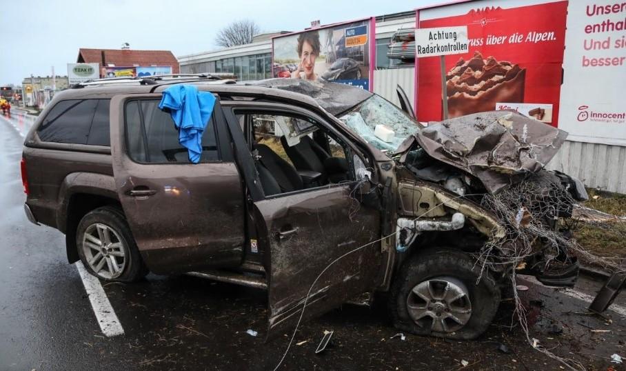 Mașina distrusă condusă de româncă