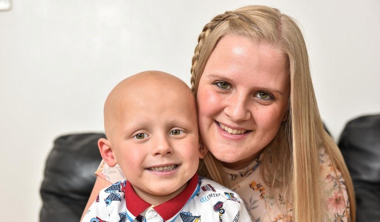 Stacey și fiul ei Toby, bolnav de cancer