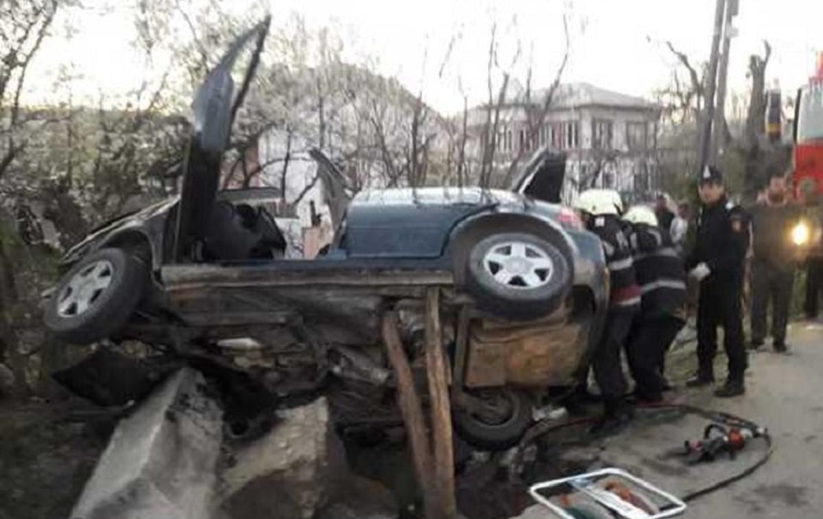 Locul accidentului Mașina distrusă la locul accidentului