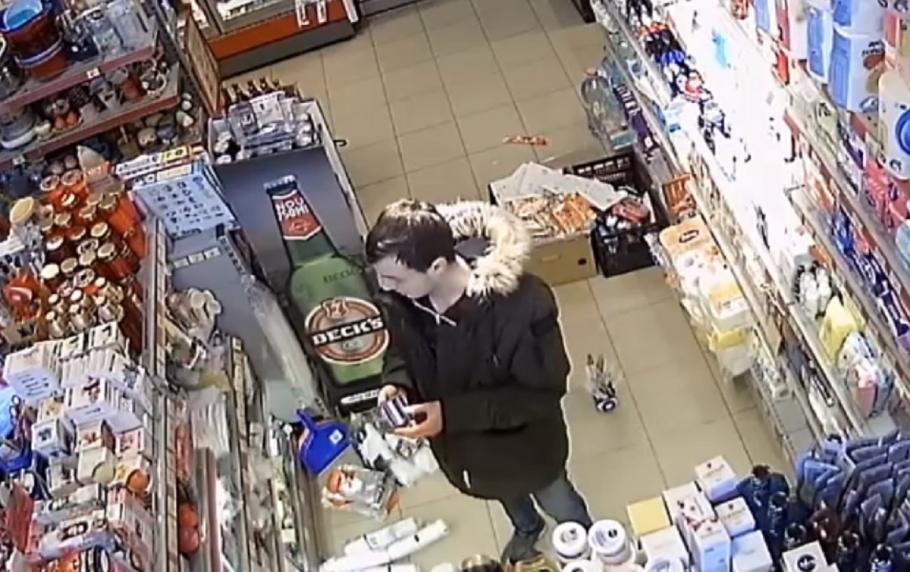 Imagini cu hoțul din supermarket-ul Paco din Focșani Hoț din Focșani