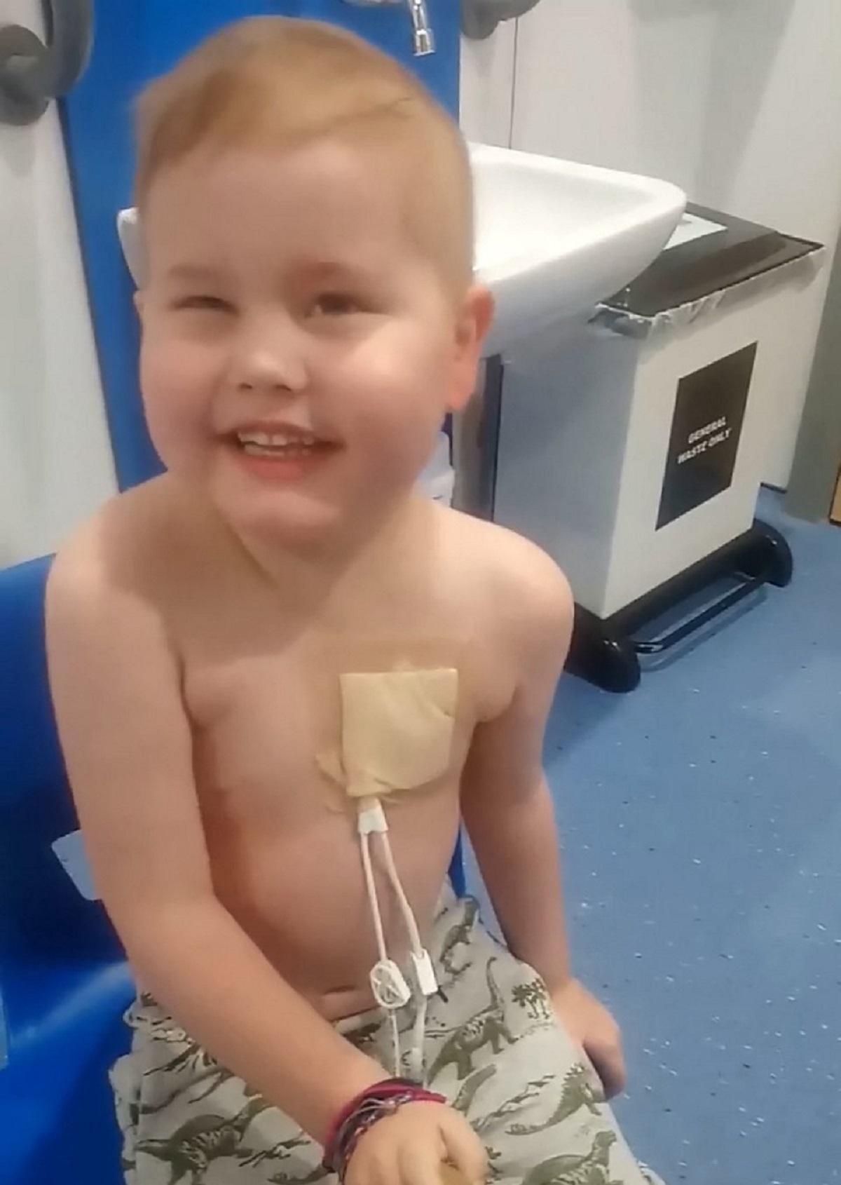 Băiat bolnav de cancer