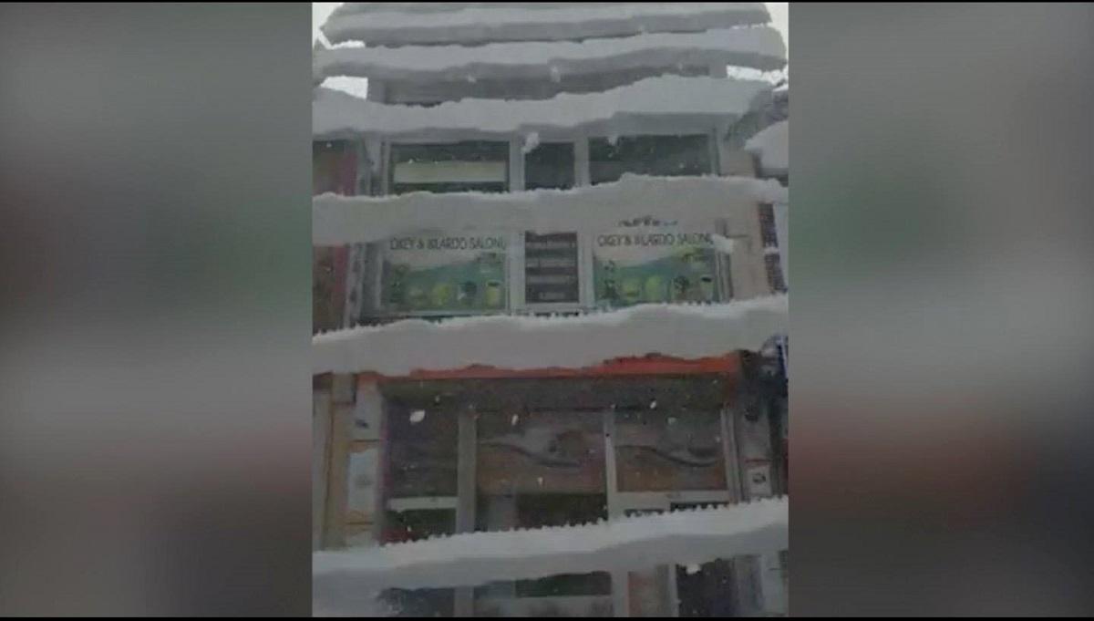Cădere zăpadă Căderea de zăpadă a avariat uşor o maşină parcată în faţa clădirii