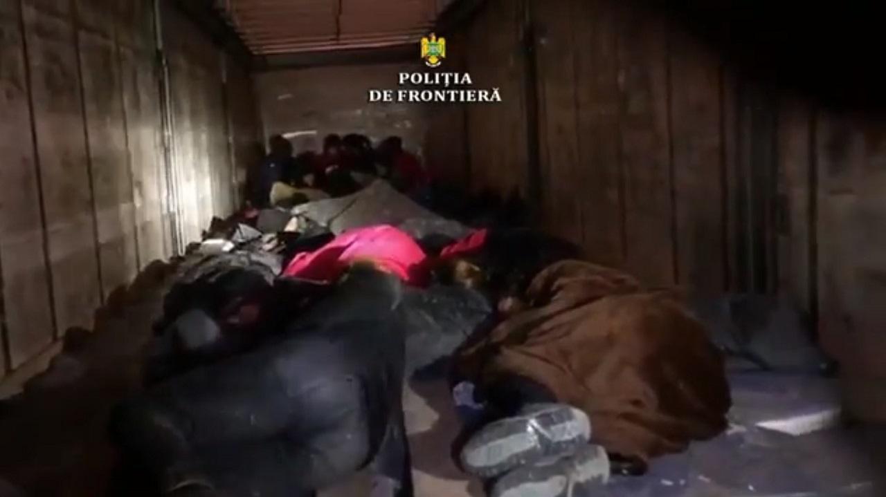 TIR cu imigranți TIR cu cetățeni străini, descoperit în Vama Nădlac