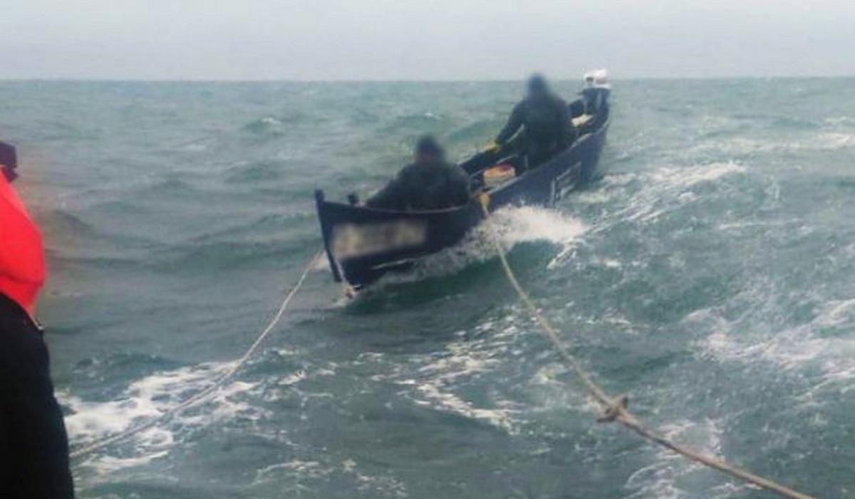 Pescari dispăruţi în furtună Trei pescari au disparut pe mare