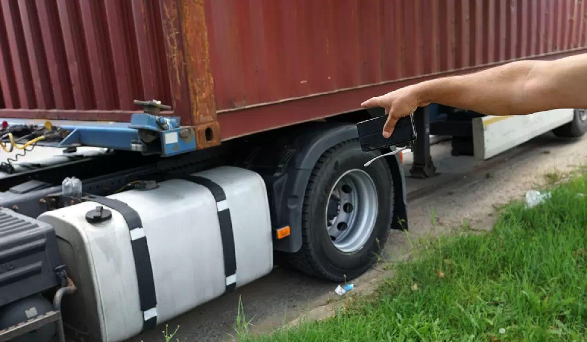 soferi furat motorina franta Doi şoferi au furat două tone de motorină, într-o parcare de TIR-uri din Franţa