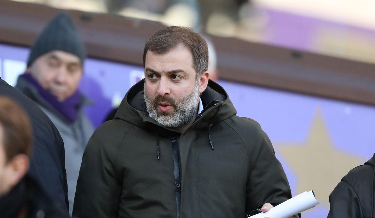 Mogi Bayat Impresarul Mogi Bayat la un meci de fotbal