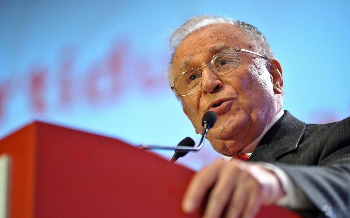 Ion Iliescu Ion Iliescu ține un discurs