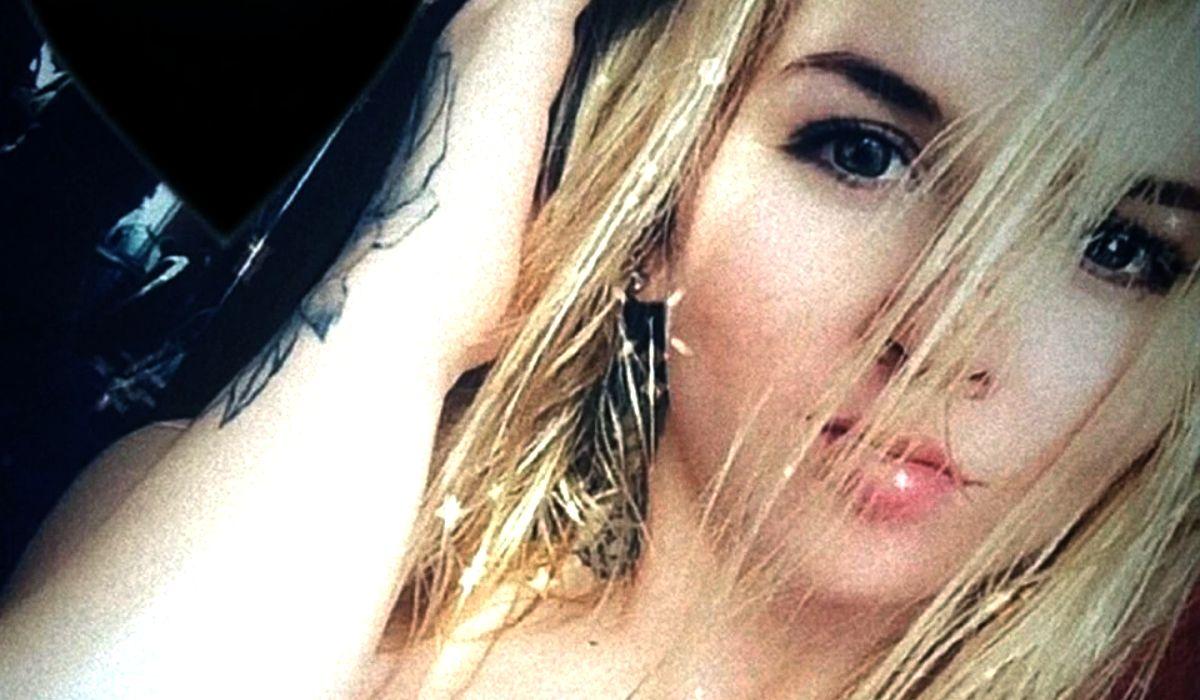 Fată de 20 de ani, moartă în cadă în timp ce îşi verifica mesajele pe telefon