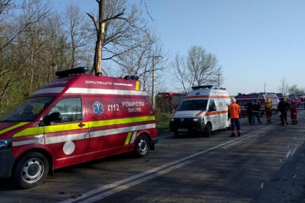 Familie distrusă în Prahova. Un mort, patru răniţi grav, toţi rude, un microbuz zdrobit de pom