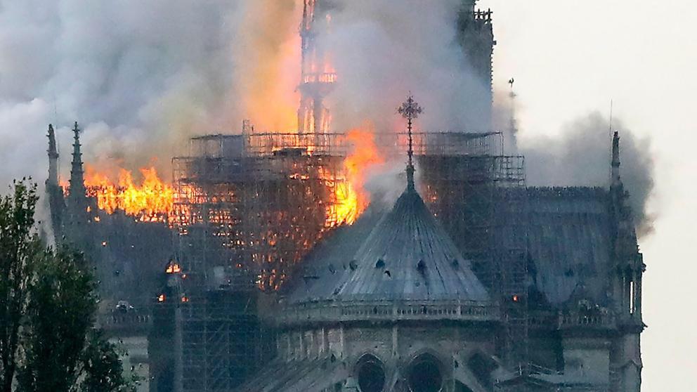 Incendiu uriaş la Notre Dame