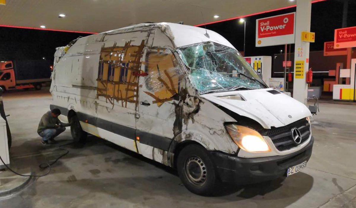 Microbuz distrus într-un accident în Ungaria, adus în ţară de un şofer român