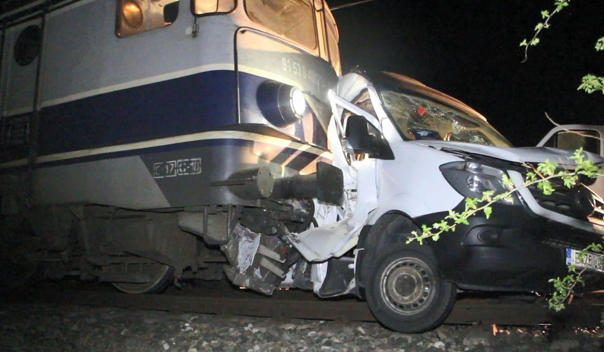 Accident între un microbuz şi un tren la trecerea la nivel cu calea ferată din Bâlhacu