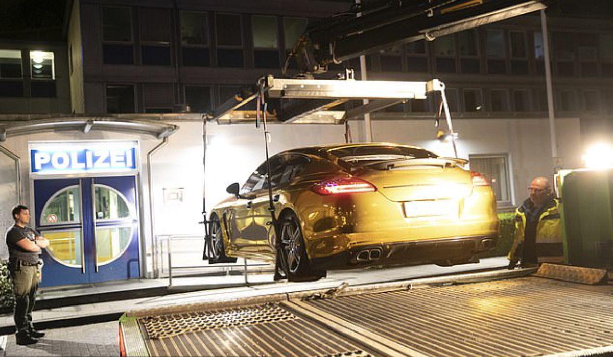 Un şofer a rămas fără un bolid Porsche Panamera din cauza foliei de aur