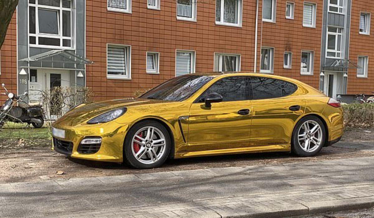 Bolidul Porsche Panamera cu folie de aur a fost confiscat de poliţişti