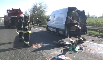 Imagini de la accidentul din Ungaria al şoferului român care a venit cu microbuzul pe roţi în ţară