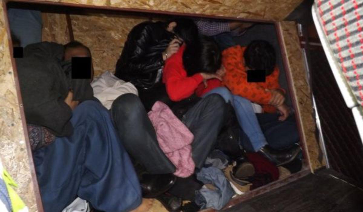 Imigranţii au fost ascunşi în maşină şi ajutaţi de un şofer român să ajungă în Anglia