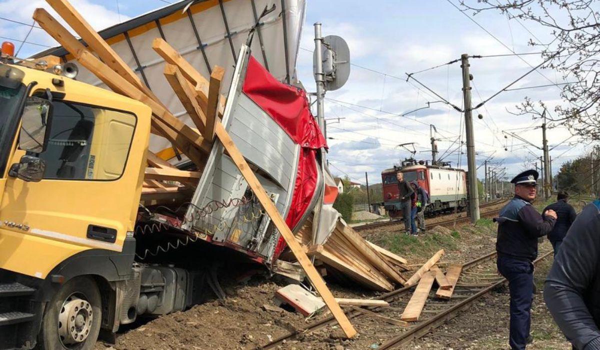 Accident de tren la Beclean, după ce şoferul unui TIR nu a oprit la trecerea la nivel cu calea ferată